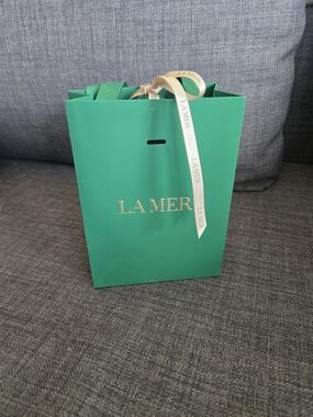 LA MER Green Gift Bag with Ribbon
